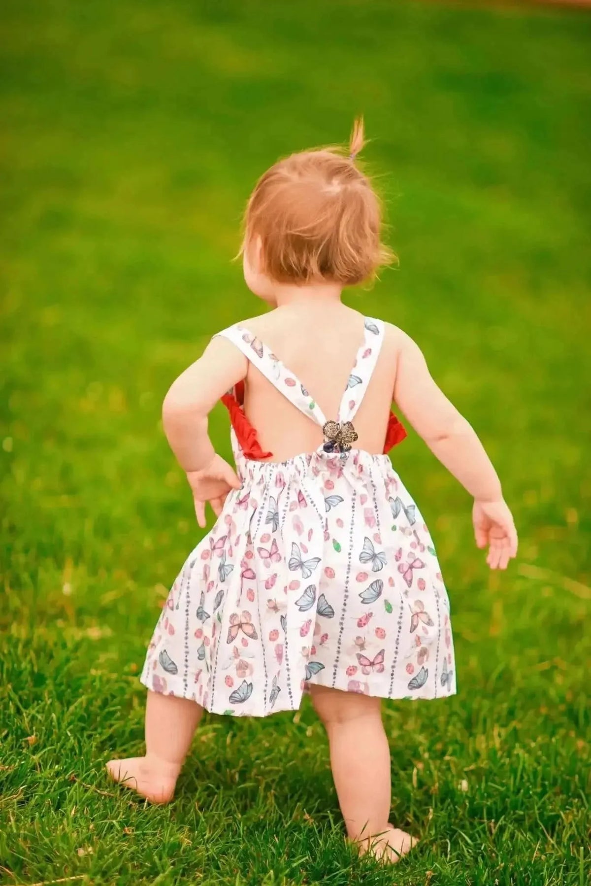 White red insect-themed stripe print fabric with buggy motifs.