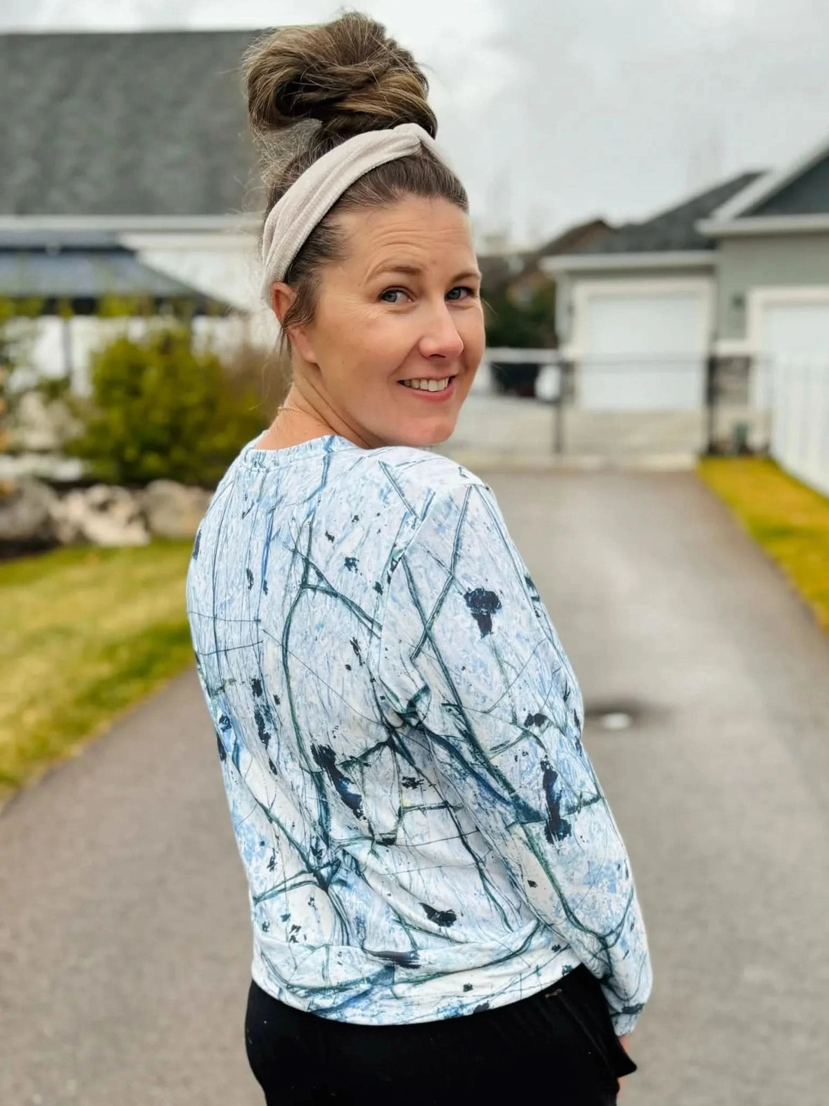 Woman wearing a long-sleeved shirt with a white and blue cracked ice pattern.